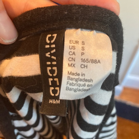 Divided cropped striped tee with heart patch - Picture 5 of 5